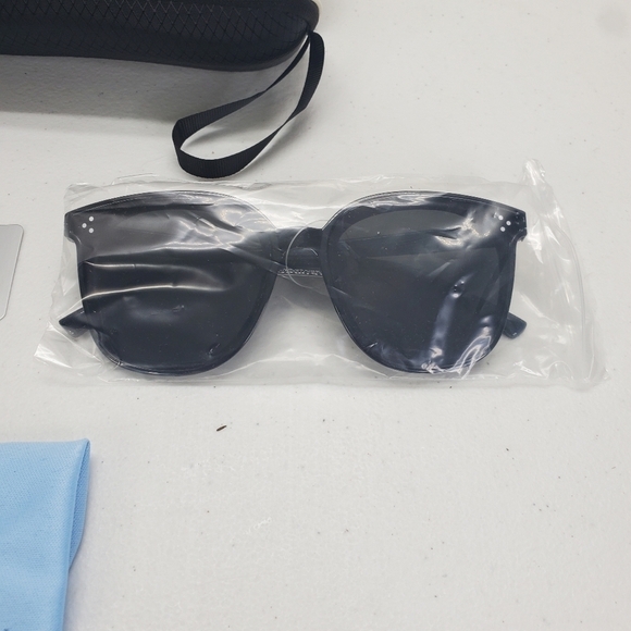 Yakimoto Trendy Polarized UV Blocking Sunglasses NWT - Picture 3 of 8